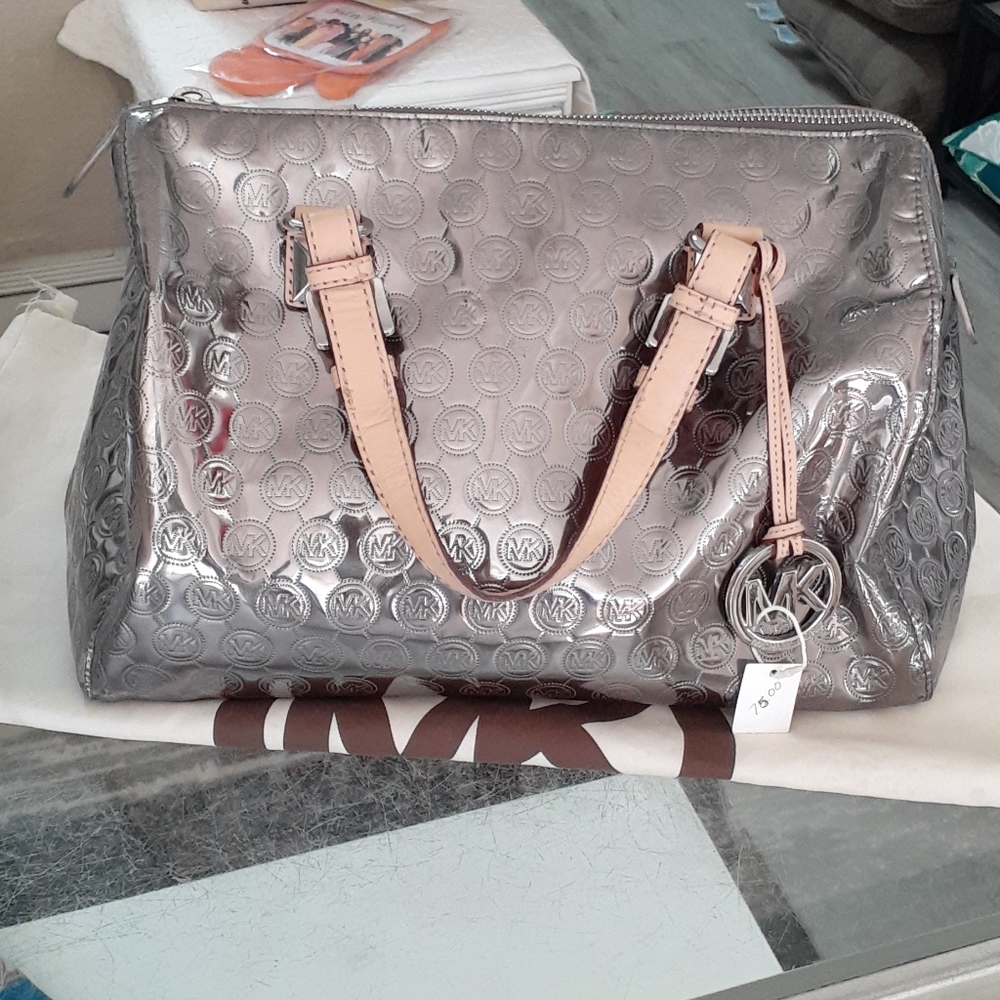 Michael kors bucket bag